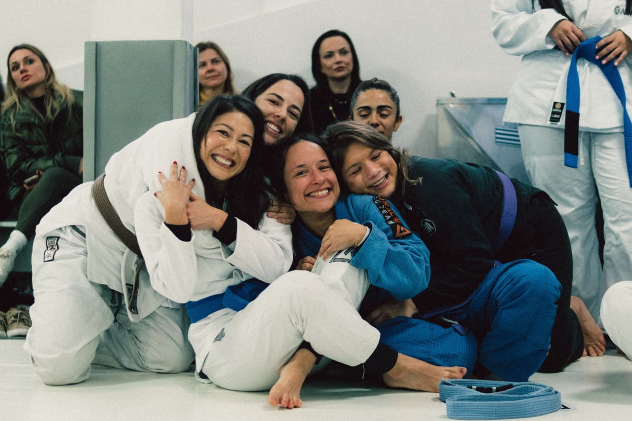 Alunas comemorando juntas