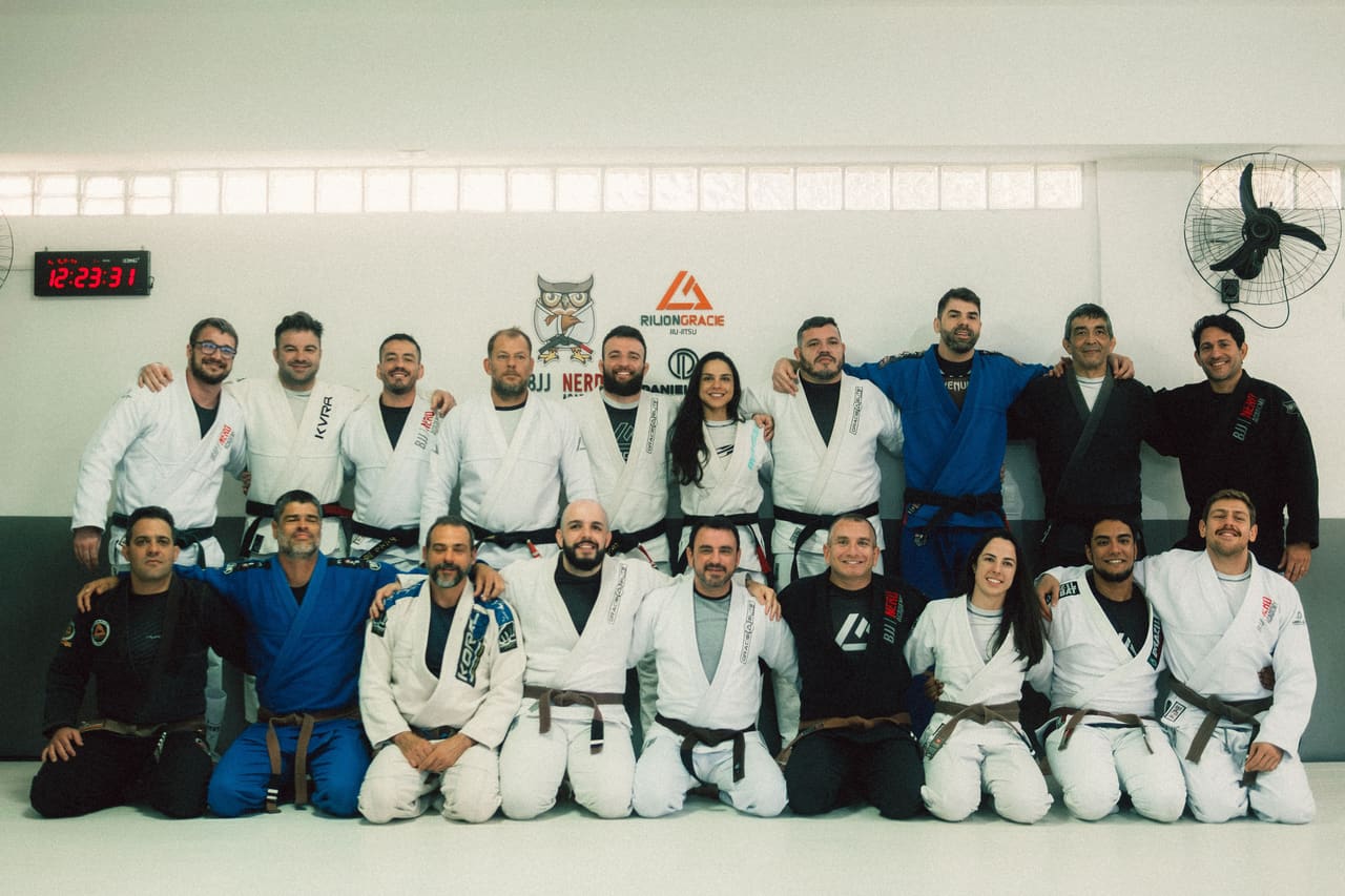 Grande grupo de alunos no tatame